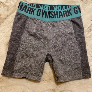 Gymshark shorts - Fina gymshark shorts i strl M. Fint skick men lapparna är bortklippta eftersom de skaver så. Inga lösa trådar eller liknande💕