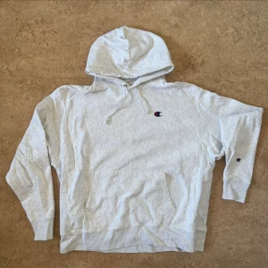 Champion Reverse Weave Hoodie - Grå champion hoodie i gott skick. Reverse Weave collection