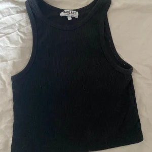 Svart linne  - Säljer detta svart linne ifrån madlady då den inte längre kommer till användning.