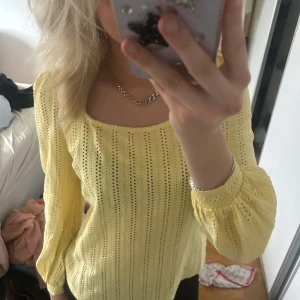 Blus  - Helt ny super söt blus i storlek M men passar även S💛