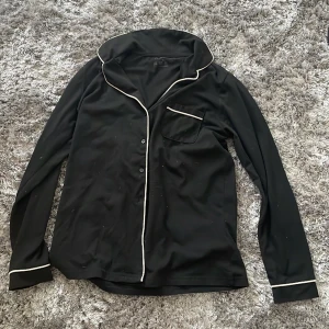Oanvänd basic pyjamas  - Basic svart pyjamas ny pris 250!💗