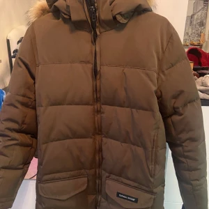 Canada Goose - Canada goose jacka som säljs på grund av storleken som inte passar. 100% äkta 
