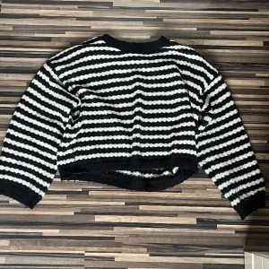 Tröja - En randig stickad tröja. Säljs då den är lite för liten för mig. Hör av dig vid frågor mm.🌸