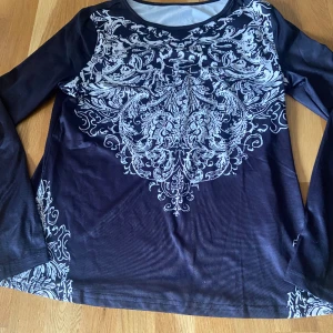 Shein tröja  - Tröja från shein i storlek M. Har typ aldrig andvänt och den är i fint skick!