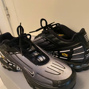 Nike Air Max - Hej, säljer nu dessa sjukt snygga Nike Air Max. De är andvända en eller två gånger. Finns inga skador eller märken. Nypris 2200! Skriv vid funderingar😃