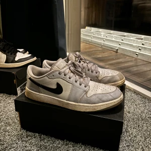 Air Jordan 1 low Wolf grey 43 - Väl använda stilrena jordans därav det billiga priset. Köpta för cirka 2600 kr men jag säljer de nu för 699. Tveka inte att skriva vid frågor eller intresse.