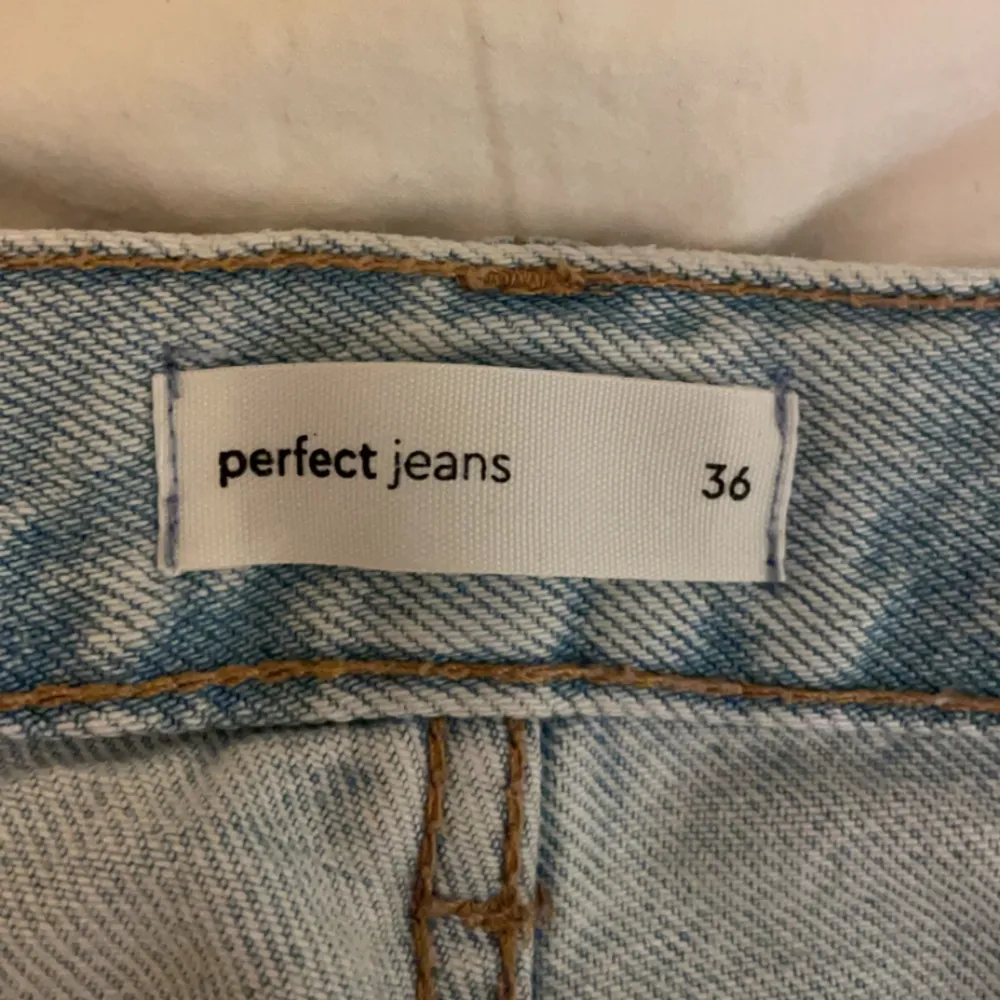 Low waist straight jeans från Gina🫶🏼 använda 1 gång och passar mig som är 168🫶🏼. Jeans & Byxor.