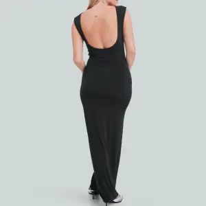 Lång klänning med öppen rygg som endast använts vid 2 tillfällen. ✨