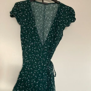 Omlottklänning från Brandy - Grön omlottklänning från Brandy Melville, i princip aldrig använd 
