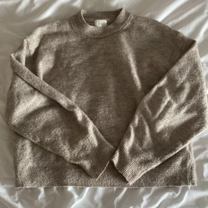 Stickad tröja!!!! - Stickad tröja från H&M.  Är väl använd därav priset, men fortfarande super fin.💕💕
