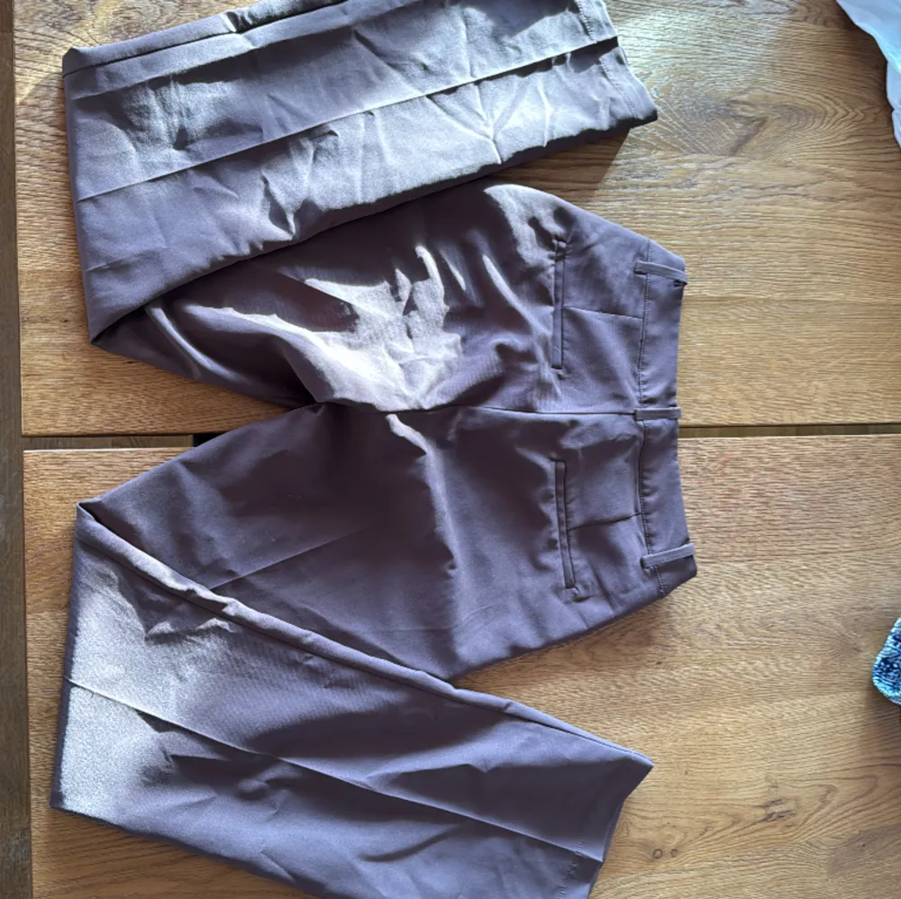 Bruna kostymbyxor från bikbok som säljs då de aldrig kommer till användning längre, de är använd fåtal gånger . Jeans & Byxor.