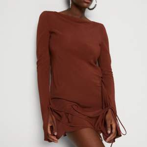 Weekdays populära söta miniklänning i rostbrun färg🤩 Klänningen är helt slutsåld och färgen finns inte längre att köpa. Klänningen är oanvänd och i utmärkt skick. Orginalförpackning samt prislapp är kvar😇  Orginalpris: 500kr