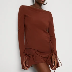 Bella Mini Dress - Weekdays populära söta miniklänning i rostbrun färg🤩 Klänningen är helt slutsåld och färgen finns inte längre att köpa. Klänningen är oanvänd och i utmärkt skick. Orginalförpackning samt prislapp är kvar😇  Orginalpris: 500kr