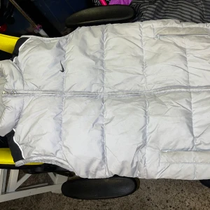Nike väst  - Fodrad Nike väst i bra skick 