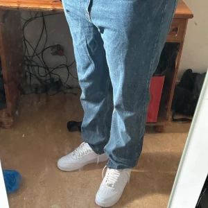 Relaxed jeans  - Trendiga jeans till salu! Högkvalitativa och bekväma, dessa jeans är det perfekta tillskottet till din garderob. Ett fantastiskt pris för stil och komfort. Missa inte chansen att uppgradera din look. Storleken är 40/32 Skriv till mig för frågor👍🌵