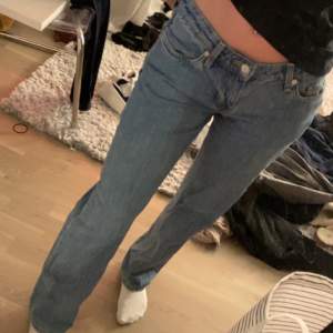 Säljer dessa lågmidjade raka jeans från Weekday, aldrig använda så bra skick!  Köpt för 699kr