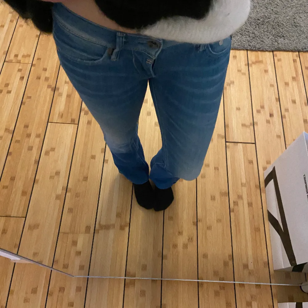 Säljer dessa supercoola lågmidjade bootcut jeansen ifrån märket G-star 🤩🤩jag har sytt jeansen till bootcut (se på bild 3). De har inga defekter. Midjemått rakt över: 35cm, innerbenslängd: 72cm. Skriv privat om du har några frågor💓. Jeans & Byxor.