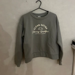 Sweatshirt - Sweatshirt med tryck, knappt använd. Storlek S. 35kr