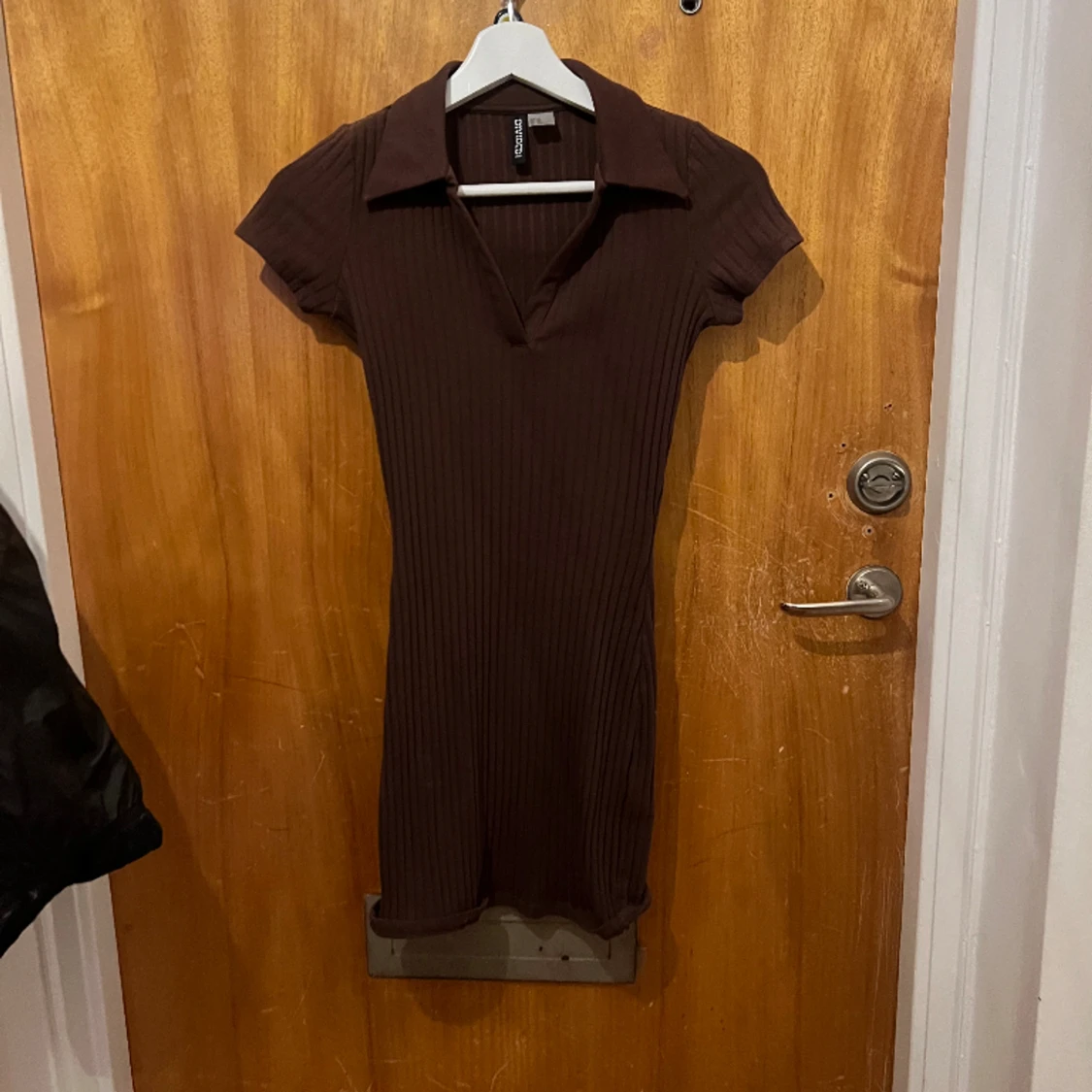 Ribbad figursydd klänning - 90