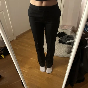 Lågmidjade kostymbyxor - Svarta kostymbyxor från NA-KD. Lågmidjade. Raka i modellen. Storlek S/36