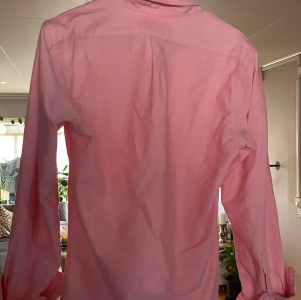 Säljer nu denna riktigt feta Ralph Lauren skjortan i en riktigt skön färg 🙌🏼 Nypris: 1800, mitt pris: 399 🥂 Skick 9.5/10. Skriv vid fler funderingar 😁. Skjortor.