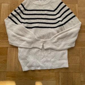 STICKAD TRÖJA - Säljer denna tröja då den inte kommer till användning, bra skicka o inga defekter då den ändast är använd ett få tal gånger, är väldigt öppen till prisförslag så om priset inte passar lägg gärna ett prisförslag🫶🏻💘 skriv för mer info🫶🏻