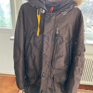 Parajumper jacka (Brun) - Säljer en fin parajumper jacka i storlek Large. 