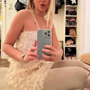 H&M klänning - Splitterny klänning från H&M med alla lappar kvar! Säljer då den aldrig kommit till användning🥰. Skulle säga att den är lite mindre i strl så passar XS/S  OBS första bilden är inte min🫶