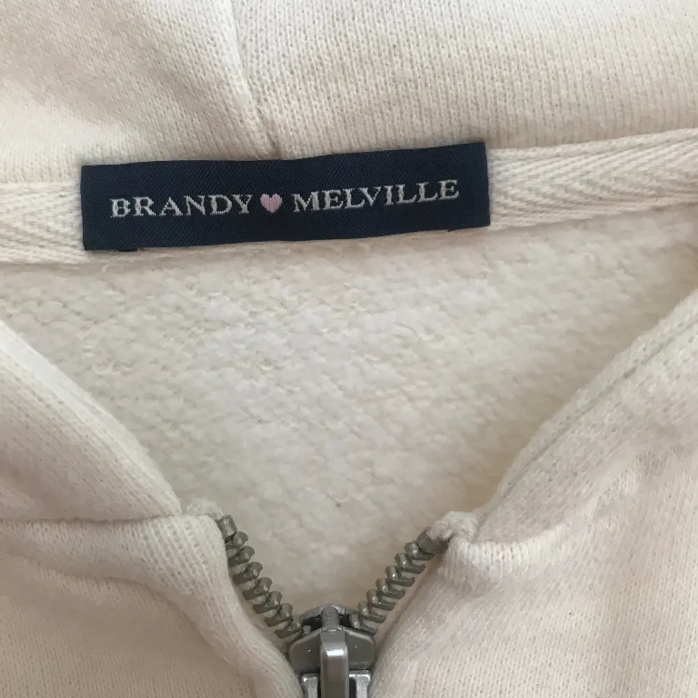 ”Croppad” hoodie från Brandy Melville. Använt ett fåtal gånger så den är i ett mycket bra skick. Tröjan är onesize men skulle säga att den passar S 🦢. Tröjor & Koftor.