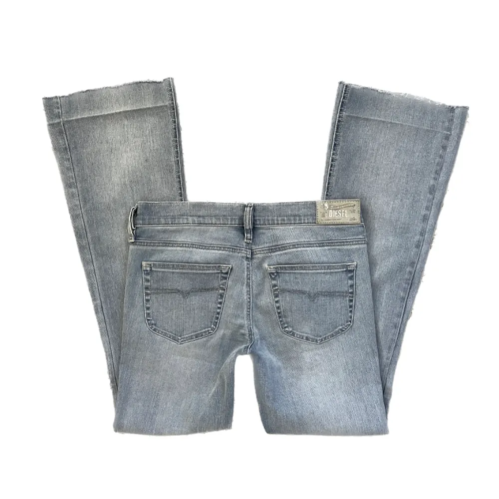 Low waisted bootcut jeans från Diesel i storlek W28/L32. Superfint skick! Midjemått: 40cm, innerbenslängd: 77cm. Här av er för fler bilder🫶. Jeans & Byxor.