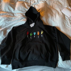 Classified hoddie (SampeV2 - Helt ny/oanvänd Classified hoddie från sampeV2s klädmärke Storlek M men liten i storleken 