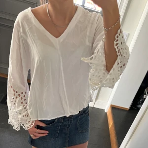 Vit blus i storlek S - Vit blus från Lindex i storlek S. Fint skick. Använd gärna köp nu!