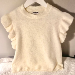 Stickad topp - Säljer den här jätte snygga toppen från Zalando, den är helt oanvänd! Köpt för 300kr❣️Den är i storlek M men den passar mig som har xs/S i dom flesta kläderna