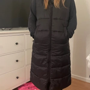 Lång väst  - Lång väst med huva från JJXX Bra skicka, helt ny, inga defekter bara använd en gång Säljer för att den tyvärr är för stor  Står inte för frakten eller om posten slarvar  