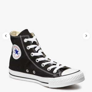 Svarta convers  - Säljer ett par jättesnygga svarta convers, säljer då de inte kommer till användning❤️ skriv för mer bilder!