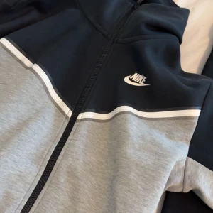 Nike tech fleece - Jätte fin Nike tech fleece, det är min brors men han har inte använt den så mycket så säljer den åt honom. Den är knappt använd och ingen skada osv! Säljer för 600 men pris kan kanske diskuteras vid snabb affär