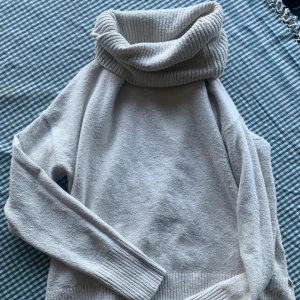 Stickad tröja - Säljer denna stickade tröja med polo krage som inte kommer till användning i min garderob.