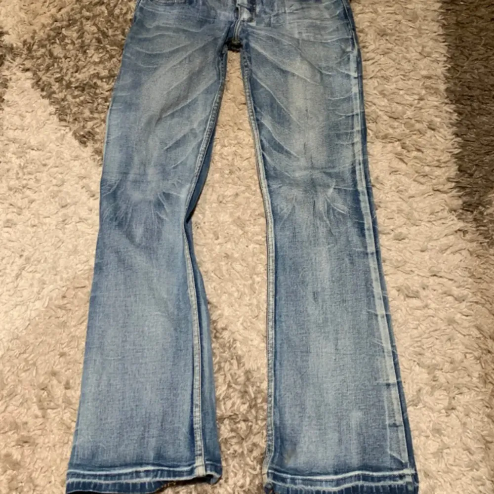 superfina bootcut jeans jag inte kan visa på då dom var för små💘 innerbenslängden 81 midjemått 36. Jeans & Byxor.