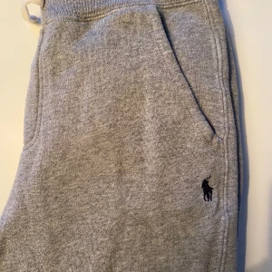 Ralph Lauren  - Fint skick. Äkta Ralph Lauren, köpta på Kidsbrandstore. Storlek L junior, 14-16 år. Passar ca 150-160 cm.