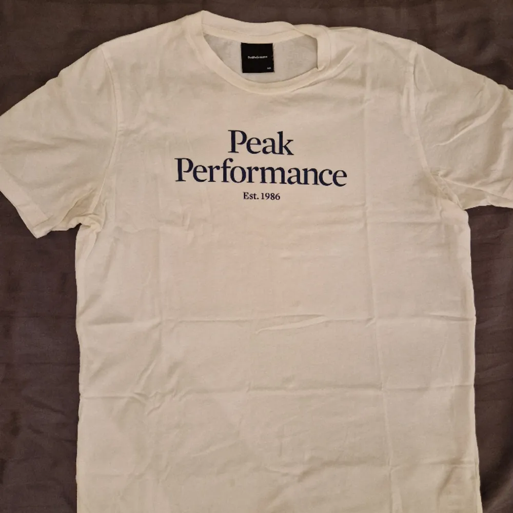 Peak perfomance t-shirt i mycket fint skick. Passar storlek runt 160-170 cm eller en vuxen Xs. T-shirts.