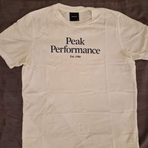 Peak perfomance t-shirt i mycket fint skick. Passar storlek runt 160-170 cm eller en vuxen Xs