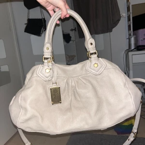 Marc Jacobs väska  - Vill se hur mycket jag kan få för denna väskan, använd men i gott skick. Sällsyn och vet ej om den går att köpa ny. Skriv för fler bilder