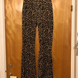 Plysch - sammet utsvängda byxor  - Passar xs-s fast är 170 Nyskick  Sjukt mjuka