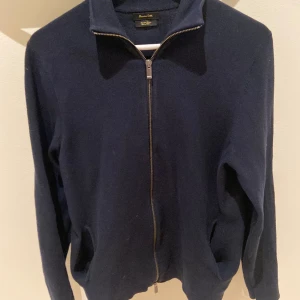 Massimo dutti fullzip  - Tja,säljer min marinblåa massimo dutti fullzip skick 8/10