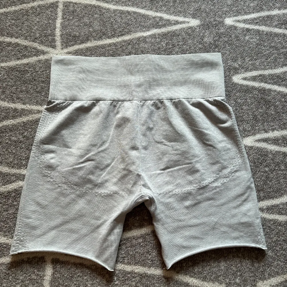 Gråa tights som är klippta till shorts av den jag köpte av här på plick, aldrig använda av mig storlek S. Jeans & Byxor.