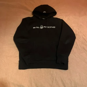 Sail racing hoodie  - Svart sail racing hoodie i storlek S Skick som ny och säljer för ett bra pris.
