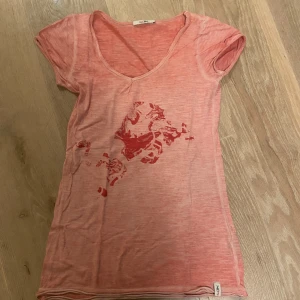 T-shirt - Säljer den här väldigt fina tröjan❤️ den har två små hål där bak men inget man märker, om ni vill ha fler bilder eller om ni undrar nåt är det bara att fråga. Det står ingen storlek men jag är xs-s och den passar bra skulle kunnat passa m tror jag oxå