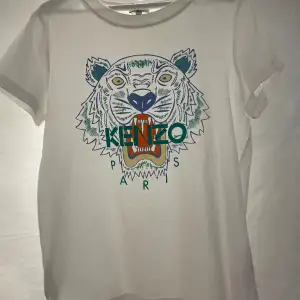 En jättefin t-shirt från kenzo i nyskick som endast är använd fåtal gånger. Storlek XS