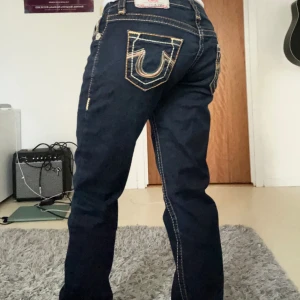 True religion jeans - Säljer dessa snygga true religion jeans💓💓 Mått: Midjan, 38cm över  Innerbenslängd, 80cm  Kan skicka fler bilder om man vill, har man frågor så svarar jag gärna på dom💓😁