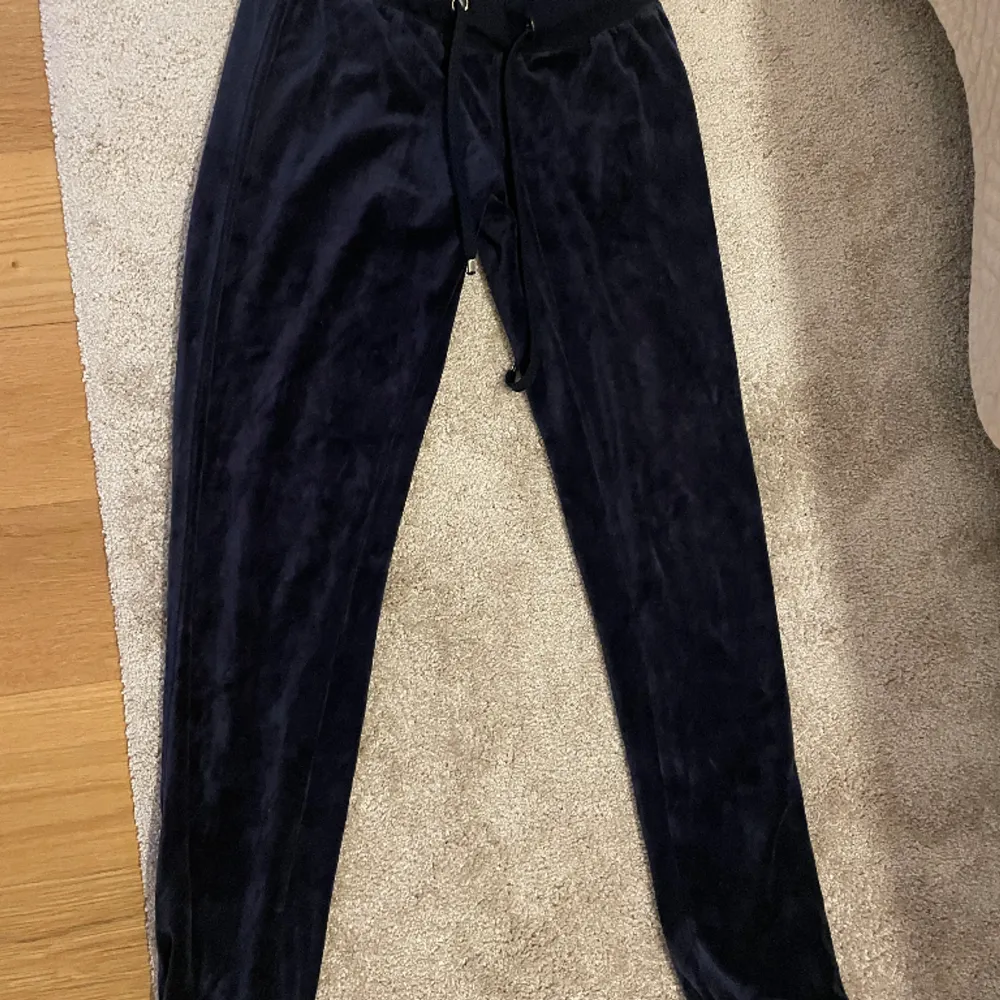 Mörkblåa sammet velour byxa från cubus. Jeans & Byxor.